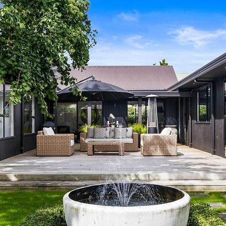 Black Luxury Lodge Blenheim Exterior photo