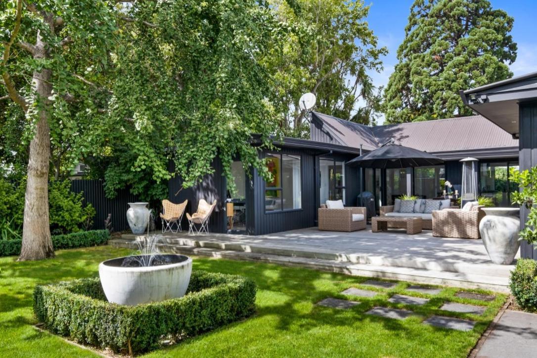 Black Luxury Lodge Blenheim Exterior photo