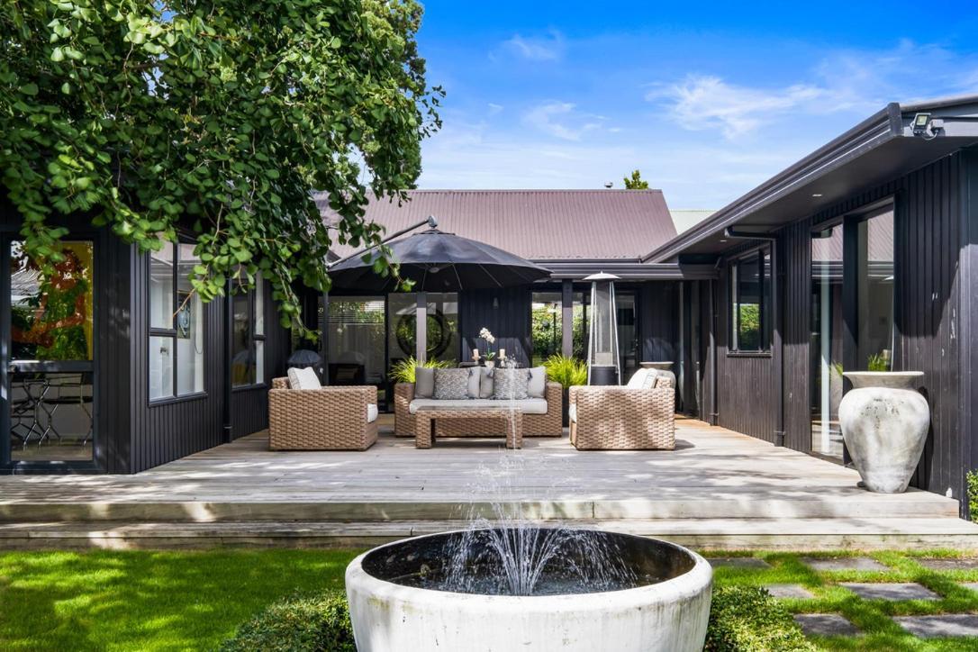 Black Luxury Lodge Blenheim Exterior photo