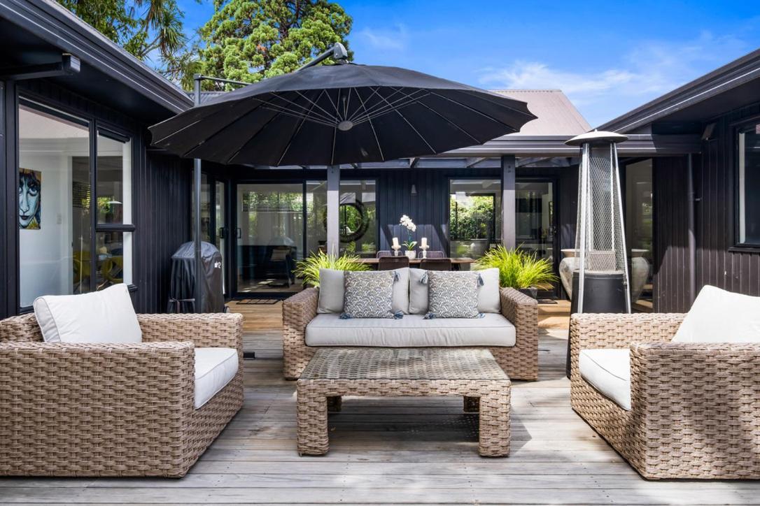 Black Luxury Lodge Blenheim Exterior photo