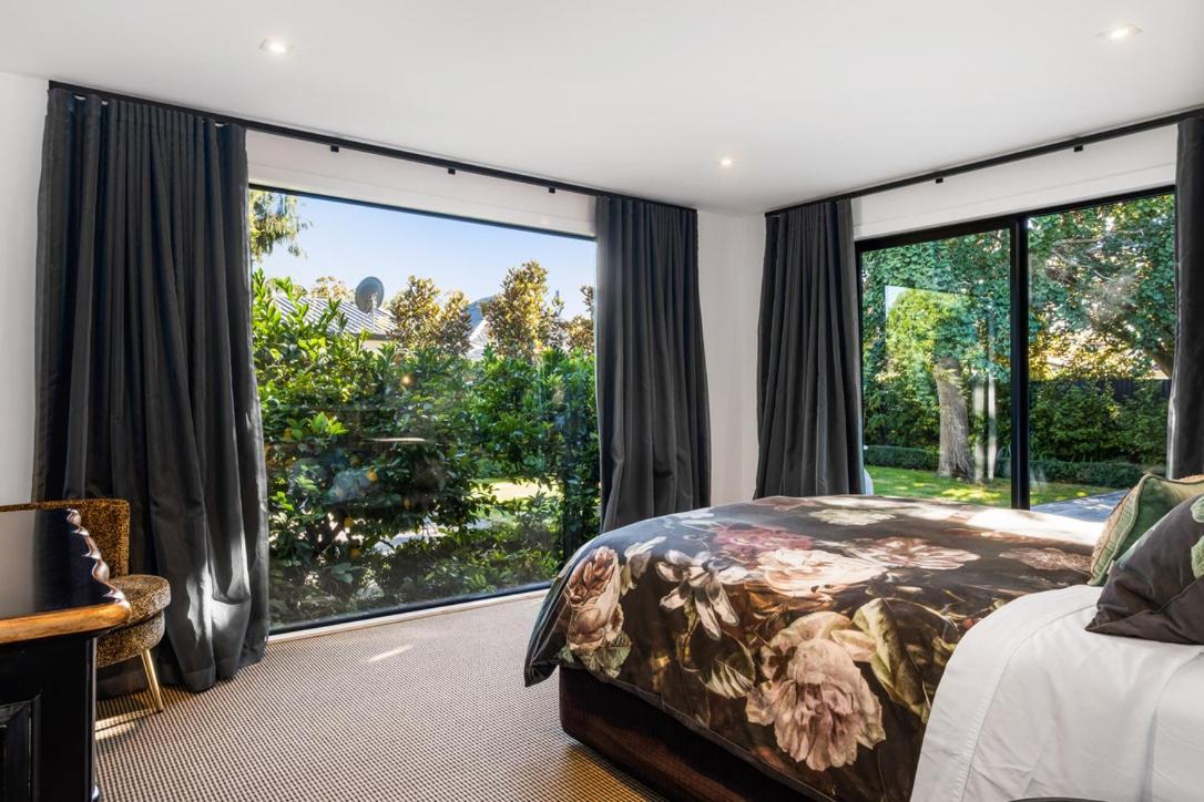 Black Luxury Lodge Blenheim Exterior photo