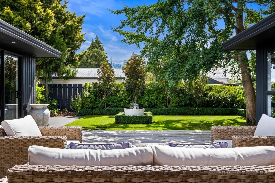 Black Luxury Lodge Blenheim Exterior photo