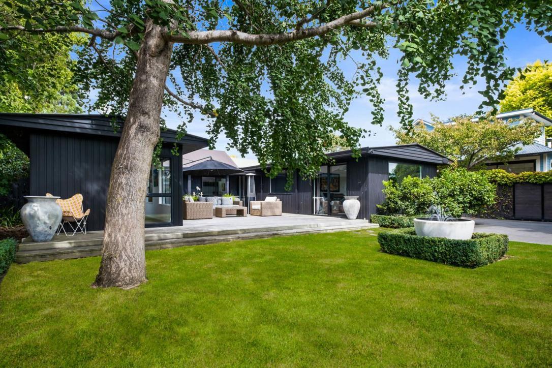Black Luxury Lodge Blenheim Exterior photo