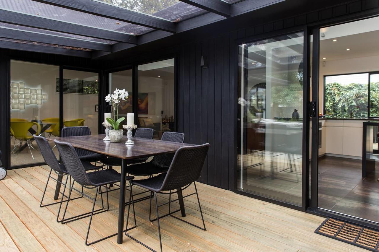 Black Luxury Lodge Blenheim Exterior photo
